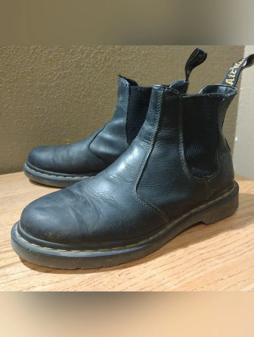DOC DR. MARTENS Size USM 9 USW 10. 2976 Chelsea Black Leather Boots. Good